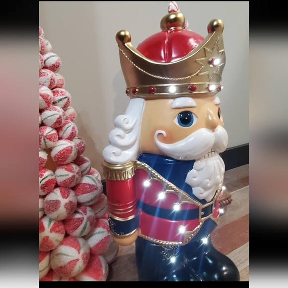 Oversized Festive Nutcracker-NWT - Picture 2 of 7